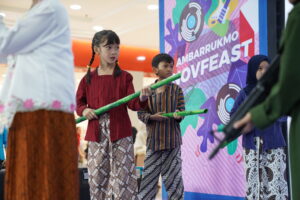 Ananda tengah berakting dalam pagelaran Teater Tanah Airku (Foto/Humas GIS 3 Jogja)