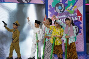 Ananda tengah beradu peran dengan teman lainnya dalam pagelaran Teater Tanah Airku (Foto/Humas GIS 3 Jogja)