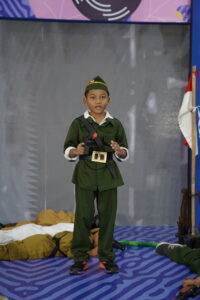 Ananda tengah berakting dalam pagelaran Teater Tanah Airku (Foto/Humas GIS 3 Jogja)