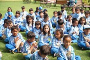 Siswa-siswi Primary Grade 2 GIS 3 Jogja duduk rapi dan menyimak penjelasan dari tim Nara Kupu Jogja (Dokumentasi oleh Tim Humas GIS 3 Jogja)