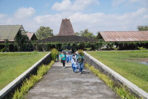 Momen saat siswa-siswi Primary Grade GIS 3 Jogja explore area Nara Kupu Jogja (Dokumentasi oleh Tim Humas GIS 3 Jogja)