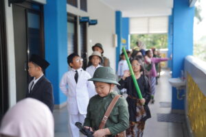 Siswa-siswi kelas 2 Primary GIS 3 Jogja melakukan kirab sebelum pertunjukan teater