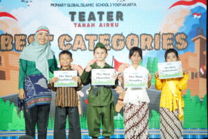 Empat orang siswa memperoleh penghargaan atas partisipasinya dalam teater