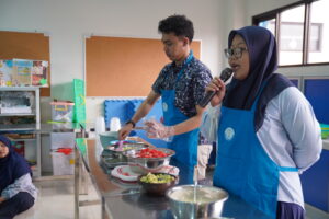 Seorang pendamping sedang melakukan demonstrasi