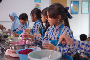 Momen siswa membuat sendiri saladnya secara bergantian