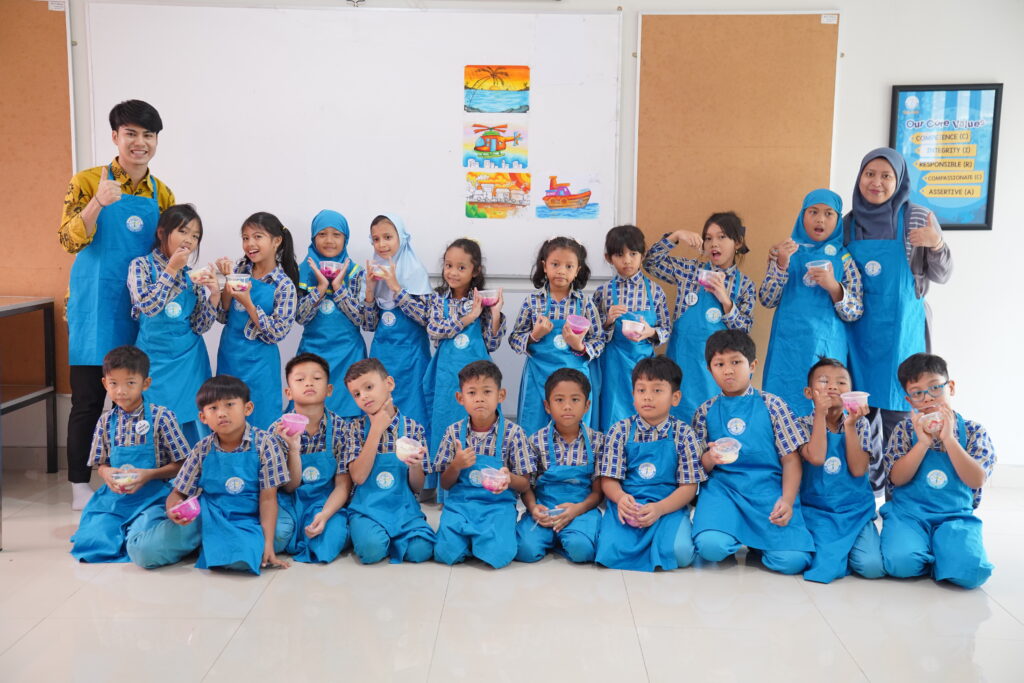 Potret siswa-siswi kelas 2A dan 2B dalam kegiatan Fun Cooking