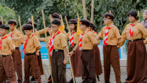 Siswa-siswi kelas 5 mengikuti kegiatan kepramukaan di lapangan rumput GIS 3 Jogja