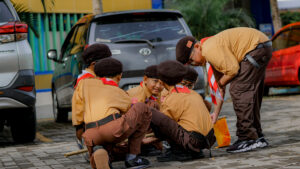 Potret keceriaan siswa ketika mengikuti aktivitas pramuka dalam tim
