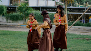 Aktivitas dalam kegiatan pramuka dirancang untuk melatih kemampuan kerja sama tim siswa