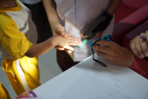 Memeriksa kebersihan kuku menjadi salah satu agenda Dokcil di posyandu PG-K