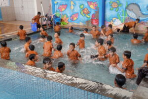Momen keceriaan siswa-siswi ketika melakukan treasure hunt di kolam renang PG-K