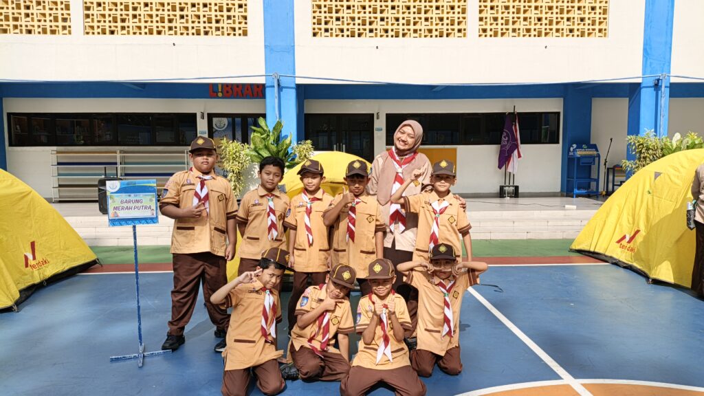 Siswa-siswi dan wali kelas berfoto bersama di tengah kegiatan Fun Cub