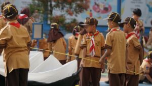Siswa dalam satu barung tampak bergotong royong mendirikan tenda