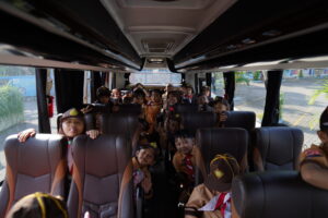 Potret keceriaan siswa-siswi di dalam bus menuju ke Kmpung Flory