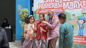 Beberapa siswa diwawancarai tentang produk-produk yang dijualnya