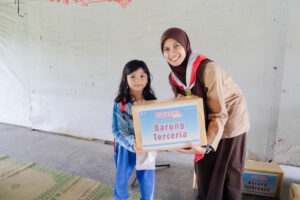 Senyum manis siswa ketika mewakili barungnya menerima penghargaan