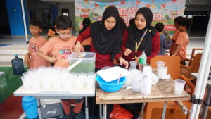 Wali kelas turut hadir untuk membantu dan memberi arahan kepada para siswa