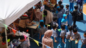 Lapangan sekolah dipenuhi siswa-siswi yang meramaikan kegiatan Simulasi Koperasi