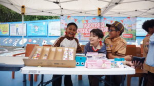 Senyum ceria para siswa ketika menjual produk-produk di stannnya.