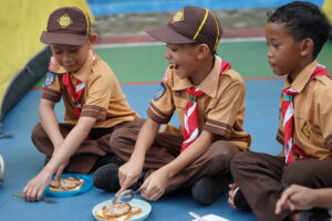 Keceriaan siswa ketika menyantap sandwich yang dibuat di sesi fun cooking