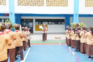 Siswa-siswi tampak berbaris rapi untuk mengikuti outbond estafet bola