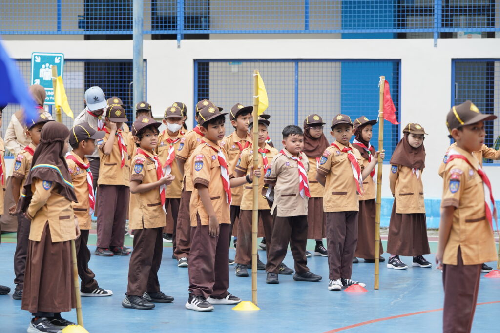 Siswa-siswi kelas 3 Primary sedang mengikuti apel pembukaan Super Camp