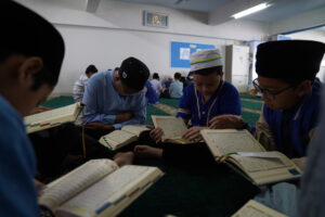 Potret siswa sedang tadarus dengan khusyuk di musala Primary GIS 3 Jogja