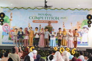 Raut wajah ceria dan bangga siswa ketika menerima piala penghargaan Internal Competition