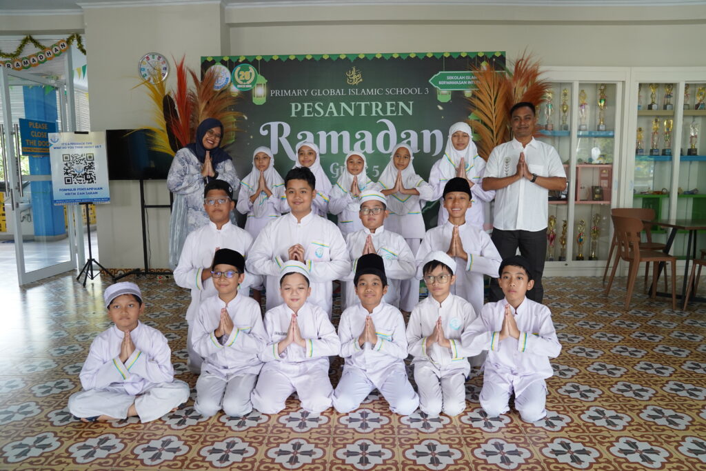 Keceriaan siswa ketika berpose bersama kedua gurunya di lobi sekolah