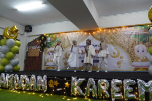 Empat orang siswa menyuguhkan penampilan yang menghibur para audiens