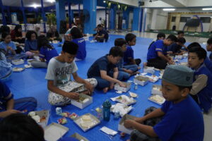 Potret siswa tengah menyantap makan sahur dengan lahap