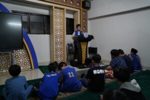 Seorang siswa berdiri di podium untuk menyampaikan kultum