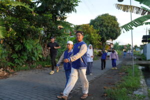 Pagi hari, para siswa jalan-jalan di sekitar lingkungan sekolah