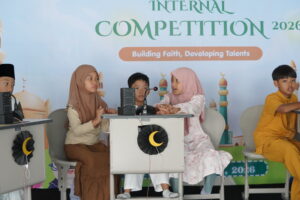Para siswa sedang mengikuti Lomba Cerdas Cermat dalam Internal Competition