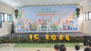 Potret empat orang siswa sedang bernyanyi dalam lomba Vocal Group