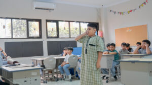 Seorang siswa sedang mengumandangkan azan dalam lomba Musabaqah Azan