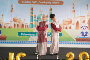 Dalam balutan kostum yang indah, para siswa bergaya dalam lomba Fashion Show