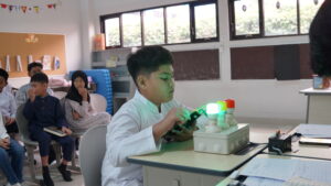 Seorang siswa tengah menyenandungkan ayat dalam lomba Musabaqah Tartil Qur'an (MTQ)