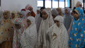 Siswa-siswi melaksanakan salat berjemaah dengan penuh kekhusyukan