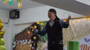 Potret Pakde Bob yang ceria dan menyenangkan ketika menyampaikan dongeng ke siswa