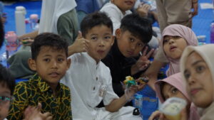 Keceriaan siswa dalam kegiatan Ifthar Jama'i (Dokumentasi Tim Humas GIS 3 Jogja)