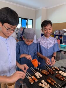 Momen ketika siswa sedang membakar cilok pada sesi fun cooking