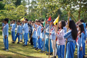 Siswa berbaris di lapangan untuk melaksanakan upacara penutupan kegiatan Gladian & Adventure Camp