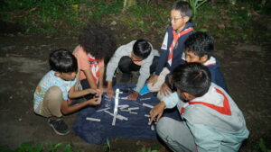 Siswa satu regu terlihat kompak menyelesaikan misi di salah satu pos Caraka Malam