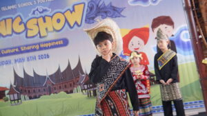 Perwakilan siswa kelas 1D sedang berpose saat performance fashion show