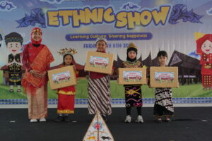 Momen pembagian hadiah apresiasi untuk setiap kelas