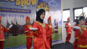 Dengan piring di tangan, siswa kelas 1C membawakan Tari Piring