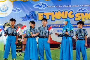 Potret siswa sedang latihan menyanyi sebelum pelaksanaan Ethnic Show