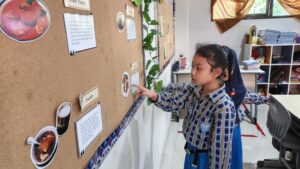 Momen ketika siswa sedang Visit Class dan mengamati papan informasi dengan saksama
