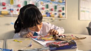 Potret serius seorang siswa yang sedang berkreasi membuat WPAP Wajah Plastik